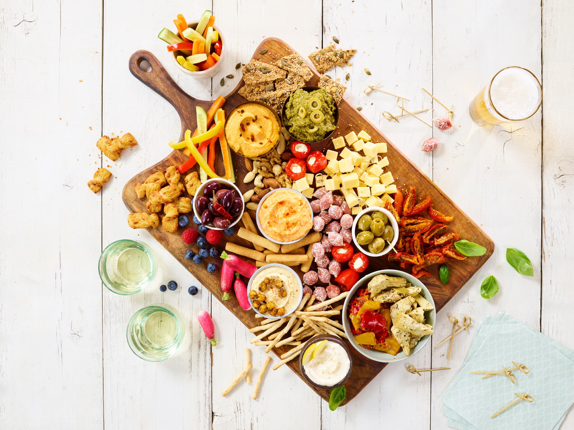 Une planche à tapas avec de la viande